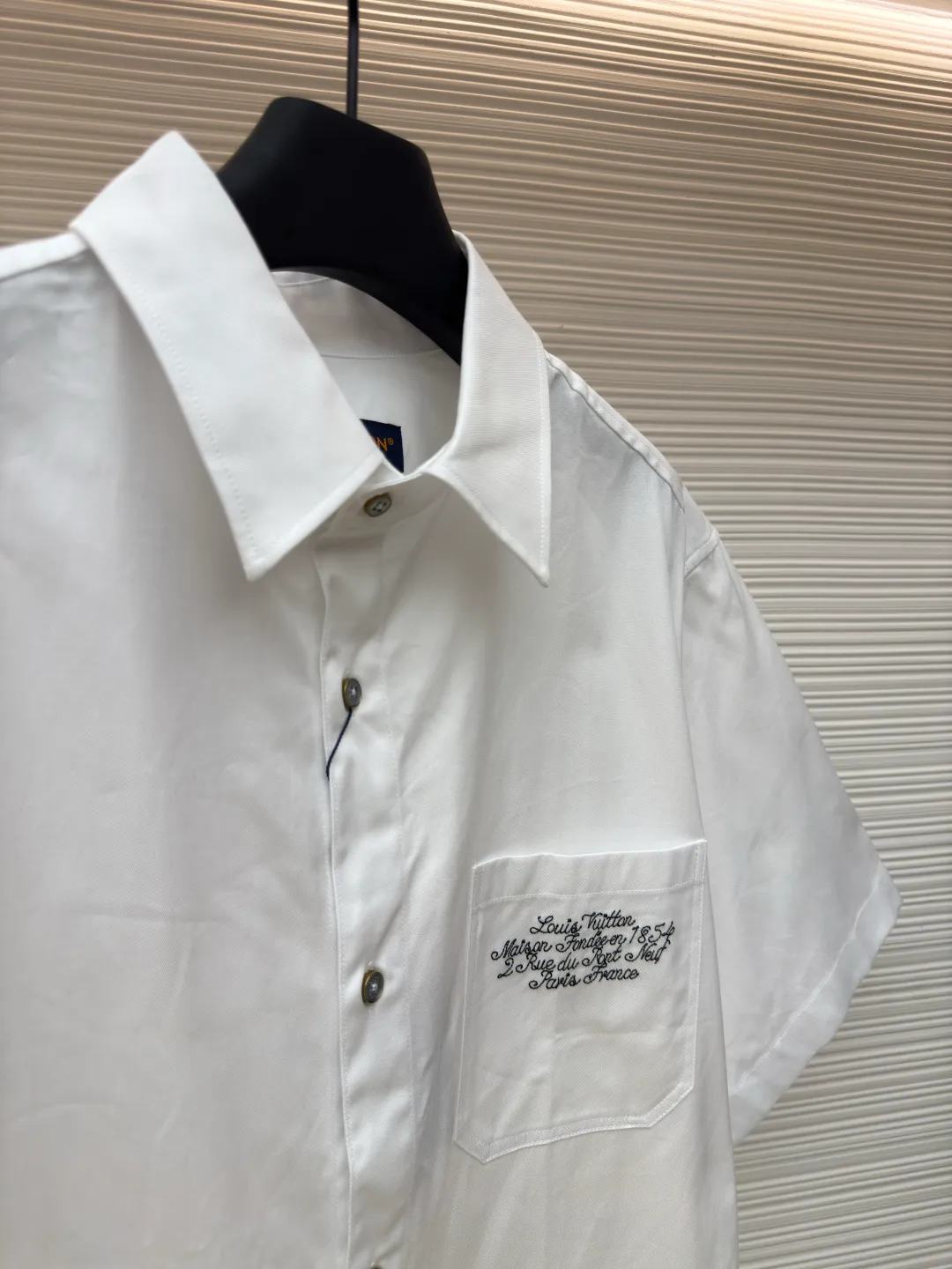 LOUIS VUITTON Mount Fuji embroidered short-sleeved shirt ●Authentic product: purchased and developed by 9150 ●Item number: 1680104-A75 ●Material: cotton fabric ●Technology: embroidery production ●Version: fitted version ●Weight: about 315 grams ●Size: Creative collaborations for the 2025 autumn and winter shows. A retro handwritten logo resides on the chest pocket, while the Mount Fuji and cherry blossom patterns on the back represent the iconic elements of Nigo's hometown. The overall wiring is straight and delicate, the fabric is comfortable and soft, and the color is consistent without color difference. It can be matched with the same style to create a fashionable look and control various occasions. Customized accessories, complete with three standards, same style for men and women!